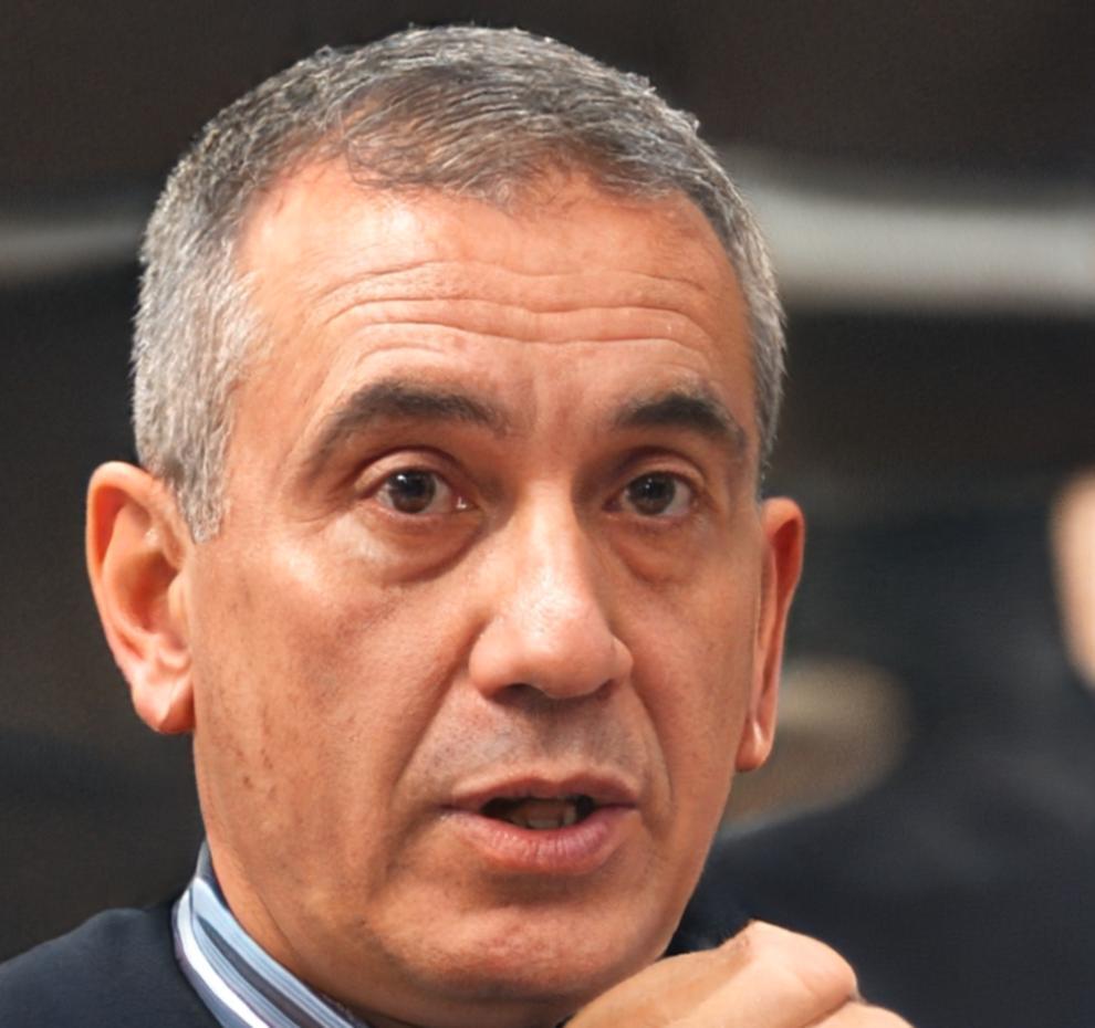 Carlos Mendoza, Analista Financiero Senior